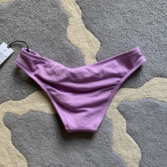 Bikini - Picture 4 of 10